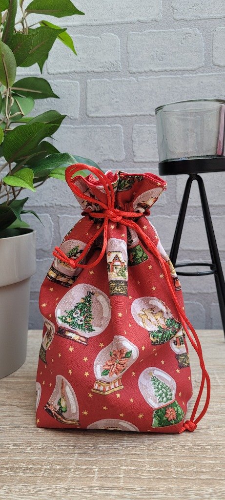 A vendre :

Pochon Cadeau pour Noël en tissu motifs globes

Idéal pour mettre les petits cadeaux, friandises, chocolats...

Dimensions : 17 cm X 15 cm.

Prix : 3,00€