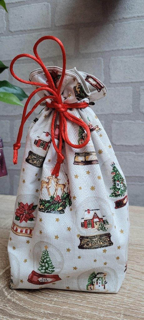 A vendre :

Pochon Cadeau pour Noël en tissu motifs globes

Idéal pour mettre les petits cadeaux, friandises, chocolats...

Dimensions : 17 cm X 15 cm.

Prix : 3,00€